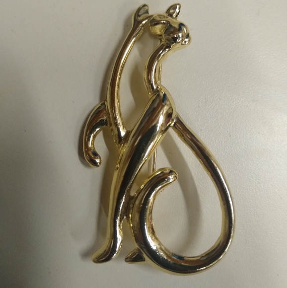 Jewelry - CAt brooch Gold tone Unsigned Approximately 3" long 1 1/2" wide